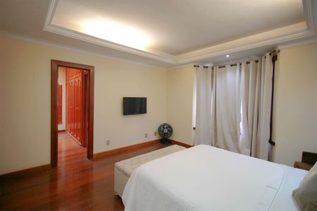 Casa à venda com 445m², 3 quartos e 3 vagasSuíte 2