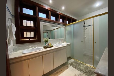 Casa à venda com 445m², 3 quartos e 3 vagas Casa à venda com 445m², 3 quartos e 3 vagasBanheiro da Suíte 1