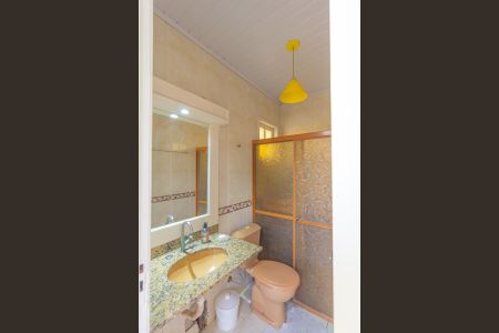 Banheiro de serviço de casa à venda com 4 quartos, 211m² em Fátima, Canoas