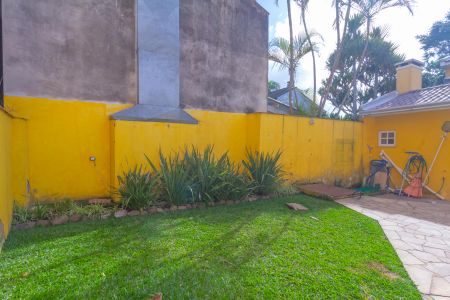 Quintal de casa à venda com 4 quartos, 211m² em Fátima, Canoas