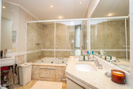 Apartamento à venda com 480m², 4 quartos e 4 vagasBanheiro da Suite Master