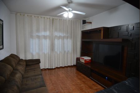 Casa para alugar com 243m², 6 quartos e 4 vagasSala