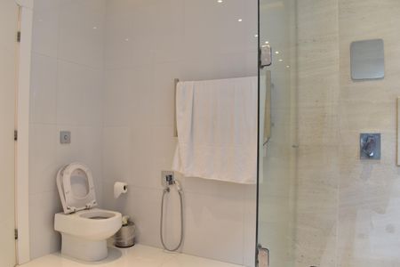 Casa para alugar com 590m², 5 quartos e 6 vagasBanheiro da Suíte