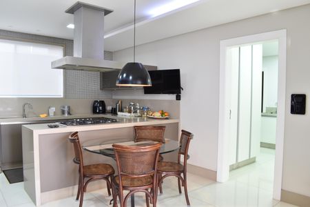 Casa para alugar com 590m², 5 quartos e 6 vagasCozinha