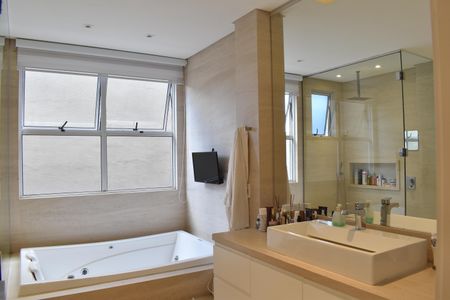 Casa para alugar com 590m², 5 quartos e 6 vagasBanheiro da Suíte