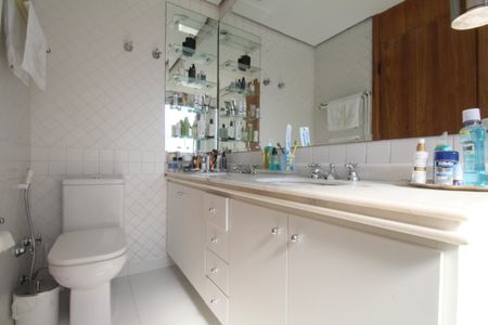 Apartamento à venda com 200m², 4 quartos e 4 vagasBanheiro da Suíte 2