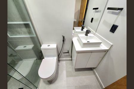 Banheiro de kitnet/studio para alugar com 1 quarto, 15m² em Vila Nova Conceição, São Paulo