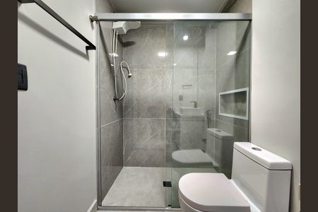 Banheiro de kitnet/studio para alugar com 1 quarto, 15m² em Vila Nova Conceição, São Paulo
