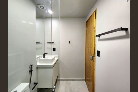 Banheiro de kitnet/studio para alugar com 1 quarto, 15m² em Vila Nova Conceição, São Paulo
