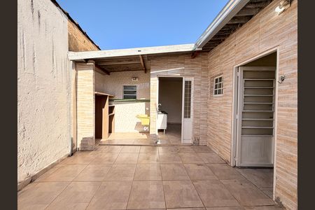 Casa à venda com 60m², 1 quarto e sem vagaQuintal