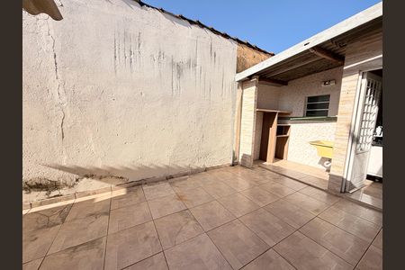 Casa à venda com 60m², 1 quarto e sem vagaQuintal