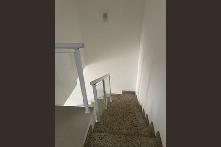Casa de condomínio à venda com 250m², 2 quartos e 2 vagasEscada