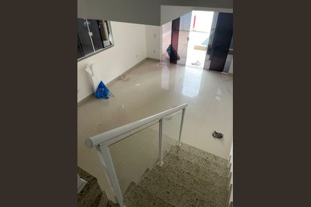 Casa de condomínio à venda com 250m², 2 quartos e 2 vagasEscada