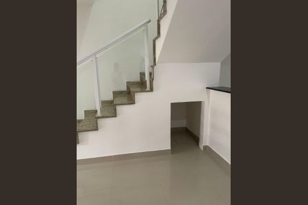 Casa de condomínio à venda com 250m², 2 quartos e 2 vagasEscada