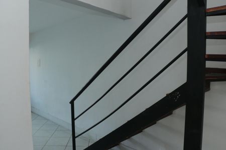 Casa para alugar com 80m², 2 quartos e 2 vagasEscada