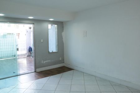 Casa para alugar com 80m², 2 quartos e 2 vagasSala