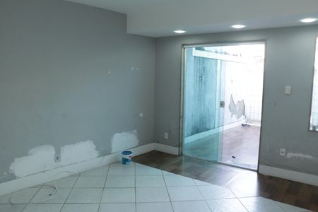 Casa para alugar com 80m², 2 quartos e 2 vagasSala