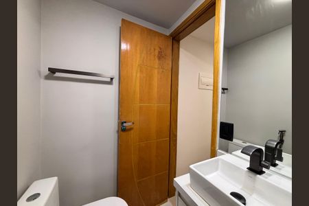 Banheiro de kitnet/studio para alugar com 1 quarto, 18m² em Vila Nova Conceição, São Paulo