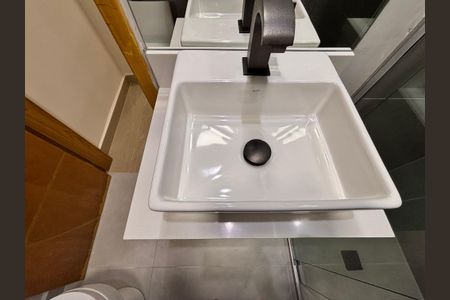 Banheiro de kitnet/studio para alugar com 1 quarto, 18m² em Vila Nova Conceição, São Paulo