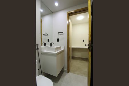 Banheiro de kitnet/studio para alugar com 1 quarto, 15m² em Vila Nova Conceição, São Paulo