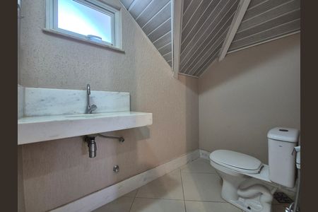 Casa de condomínio à venda com 297m², 4 quartos e 5 vagas Casa de condomínio à venda com 297m², 4 quartos e 5 vagasLavabo 2