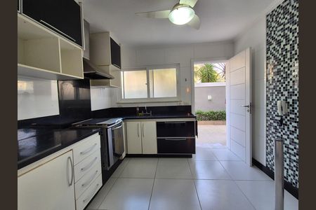 Casa de condomínio à venda com 297m², 4 quartos e 5 vagas Casa de condomínio à venda com 297m², 4 quartos e 5 vagasCozinha
