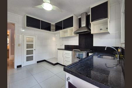 Casa de condomínio à venda com 297m², 4 quartos e 5 vagas Casa de condomínio à venda com 297m², 4 quartos e 5 vagasCozinha