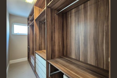 Casa de condomínio à venda com 297m², 4 quartos e 5 vagas Casa de condomínio à venda com 297m², 4 quartos e 5 vagasCloset da Suite 2