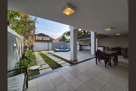 Casa de condomínio à venda com 297m², 4 quartos e 5 vagas Casa de condomínio à venda com 297m², 4 quartos e 5 vagasÁrea Externa