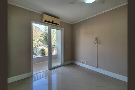 Casa de condomínio à venda com 297m², 4 quartos e 5 vagas Casa de condomínio à venda com 297m², 4 quartos e 5 vagasSuíte 1