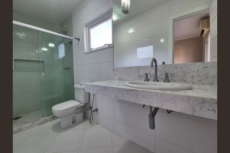 Casa de condomínio à venda com 297m², 4 quartos e 5 vagas Casa de condomínio à venda com 297m², 4 quartos e 5 vagasBanheiro da Suíte 1