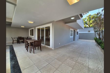 Casa de condomínio à venda com 297m², 4 quartos e 5 vagas Casa de condomínio à venda com 297m², 4 quartos e 5 vagasÁrea Externa
