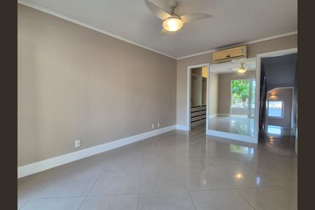 Casa de condomínio à venda com 297m², 4 quartos e 5 vagas Casa de condomínio à venda com 297m², 4 quartos e 5 vagasSuíte 3