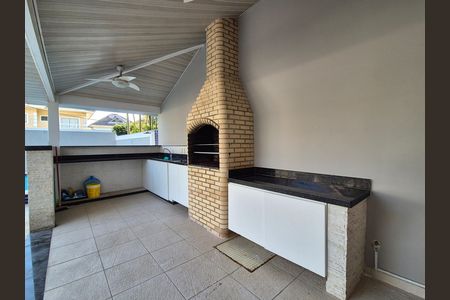 Casa de condomínio à venda com 297m², 4 quartos e 5 vagas Casa de condomínio à venda com 297m², 4 quartos e 5 vagasÁrea Externa