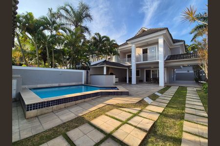 Casa de condomínio à venda com 297m², 4 quartos e 5 vagas Casa de condomínio à venda com 297m², 4 quartos e 5 vagasÁrea Externa