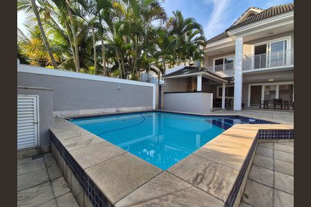 Casa de condomínio à venda com 297m², 4 quartos e 5 vagas Casa de condomínio à venda com 297m², 4 quartos e 5 vagasÁrea Externa