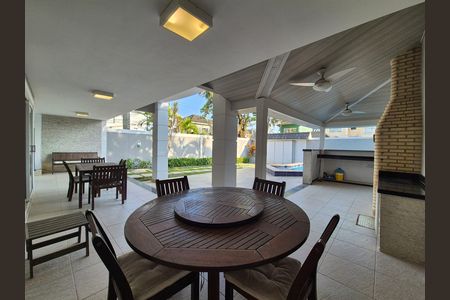 Casa de condomínio à venda com 297m², 4 quartos e 5 vagas Casa de condomínio à venda com 297m², 4 quartos e 5 vagasÁrea Externa