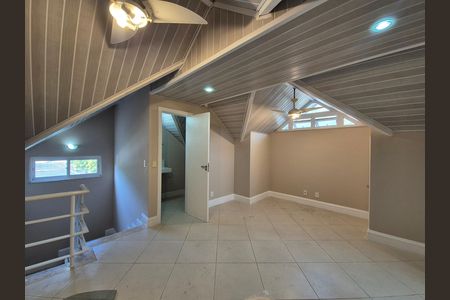 Casa de condomínio à venda com 297m², 4 quartos e 5 vagas Casa de condomínio à venda com 297m², 4 quartos e 5 vagasSótão