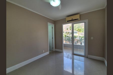 Casa de condomínio à venda com 297m², 4 quartos e 5 vagas Casa de condomínio à venda com 297m², 4 quartos e 5 vagasSuíte 1