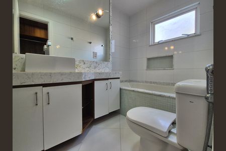 Casa de condomínio à venda com 297m², 4 quartos e 5 vagas Casa de condomínio à venda com 297m², 4 quartos e 5 vagasBanheiro da Suíte 2