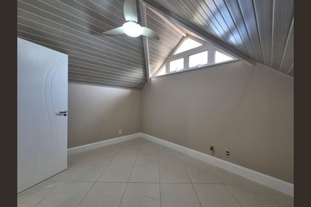 Casa de condomínio à venda com 297m², 4 quartos e 5 vagas Casa de condomínio à venda com 297m², 4 quartos e 5 vagasSótão