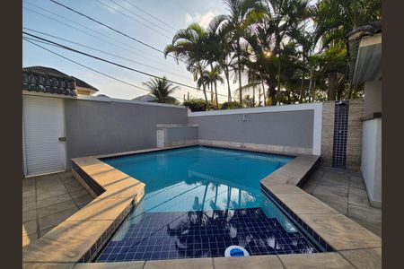 Casa de condomínio à venda com 297m², 4 quartos e 5 vagas Casa de condomínio à venda com 297m², 4 quartos e 5 vagasÁrea Externa