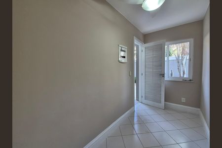 Casa de condomínio à venda com 297m², 4 quartos e 5 vagas Casa de condomínio à venda com 297m², 4 quartos e 5 vagasQuarto de Serviço