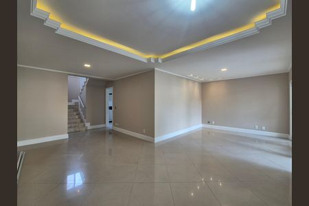 Casa de condomínio à venda com 297m², 4 quartos e 5 vagas Casa de condomínio à venda com 297m², 4 quartos e 5 vagasSala