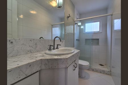 Casa de condomínio à venda com 297m², 4 quartos e 5 vagas Casa de condomínio à venda com 297m², 4 quartos e 5 vagasBanheiro da Suíte 3