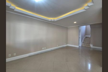 Casa de condomínio à venda com 297m², 4 quartos e 5 vagas Casa de condomínio à venda com 297m², 4 quartos e 5 vagasSala
