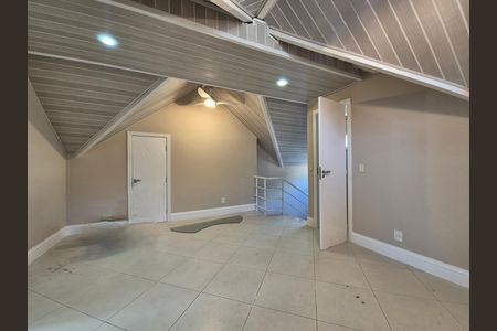 Casa de condomínio à venda com 297m², 4 quartos e 5 vagas Casa de condomínio à venda com 297m², 4 quartos e 5 vagasSótão