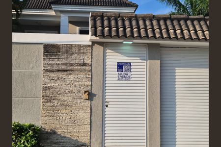 Casa de condomínio à venda com 297m², 4 quartos e 5 vagas Casa de condomínio à venda com 297m², 4 quartos e 5 vagasPlaca