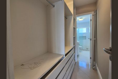 Casa de condomínio à venda com 297m², 4 quartos e 5 vagas Casa de condomínio à venda com 297m², 4 quartos e 5 vagasCloset da suíte 3