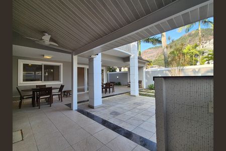 Casa de condomínio à venda com 297m², 4 quartos e 5 vagas Casa de condomínio à venda com 297m², 4 quartos e 5 vagasÁrea Externa